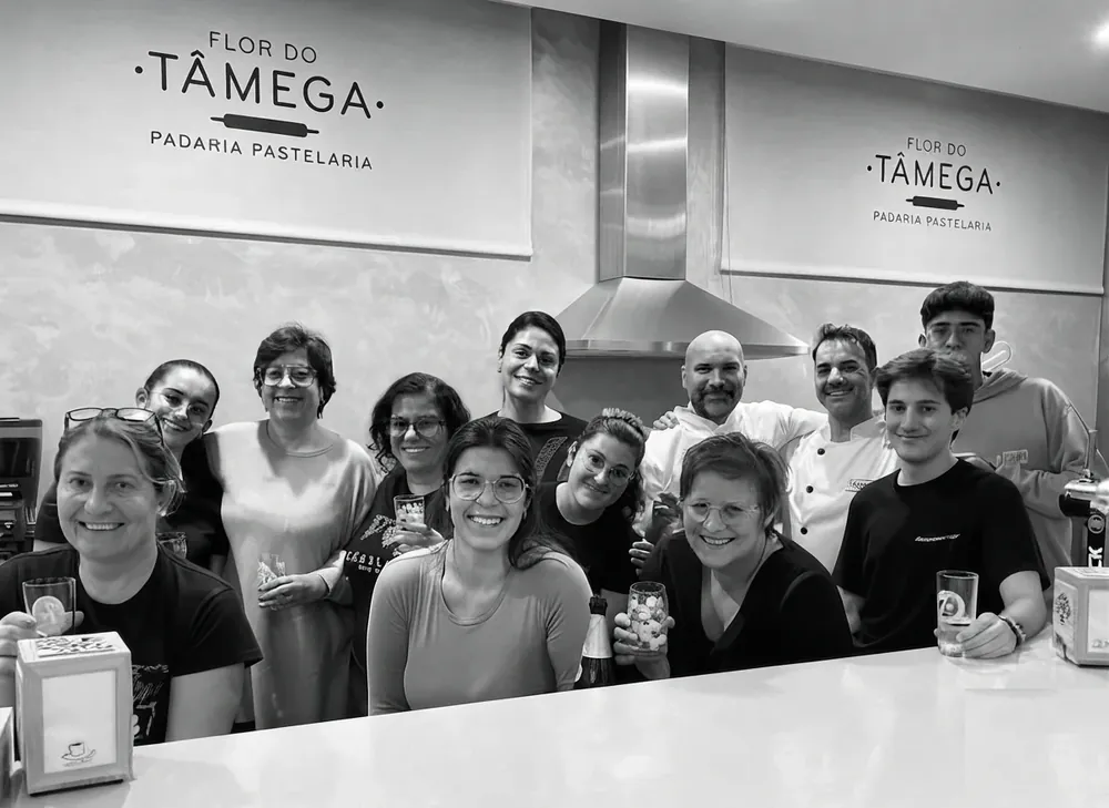 Equipa de balcão da Flor do Tâmega na loja