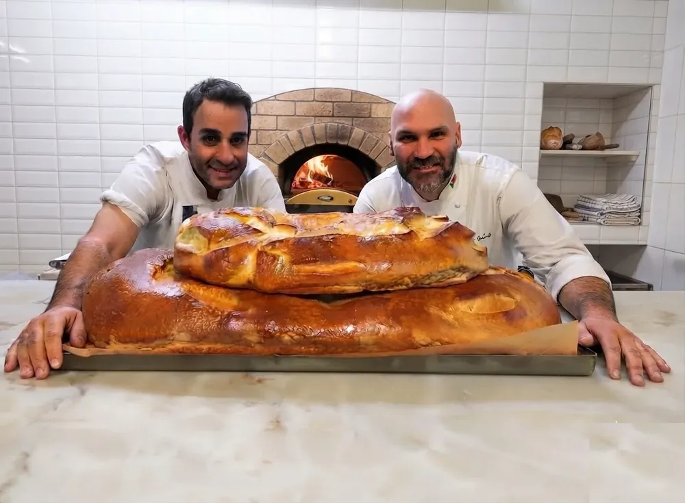 Adriano e Chef Dinis, os dois fundadores da Flor do Tâmega, com um dos seus pães artesanais