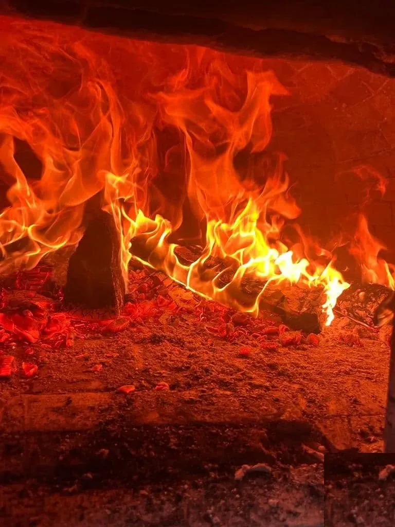 Forno a lenha aceso da Flor do Tâmega